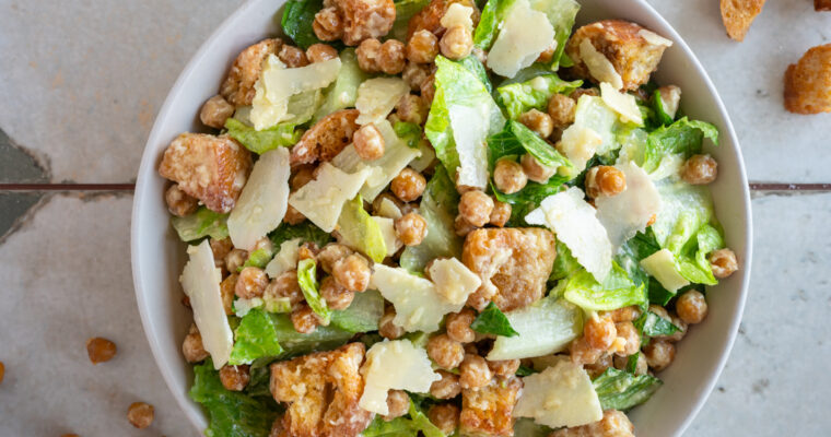 Vegetarischer Caesar Salat mit Kichererbsen