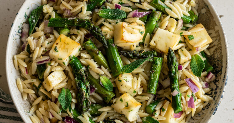 Orzo Salat mit grünem Spargel und Halloumi
