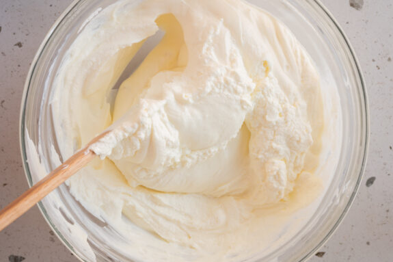 Die Zutaten für die Cheesecake-Creme sind in einer Schüssel.