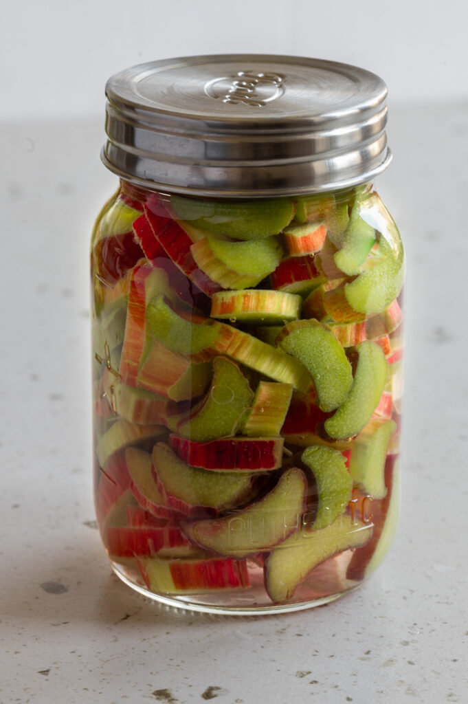 Der konservierte Rhabarber ist in einem Glas.