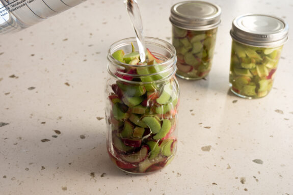 Die Gläser werden mit Wasser aufgefüllt.