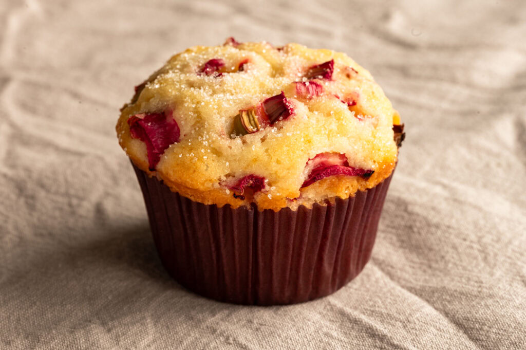 Ein Rhabarbermuffin ohne Ei steht auf einem Tisch.