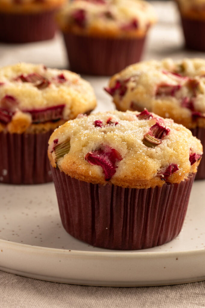 Eine Nahaufnahme der Rhabarber Muffins.
