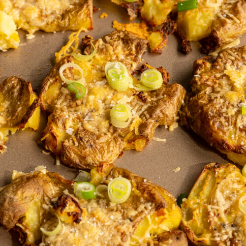 Ein Backblech mit Smashed Potatoes mit Parmesan.
