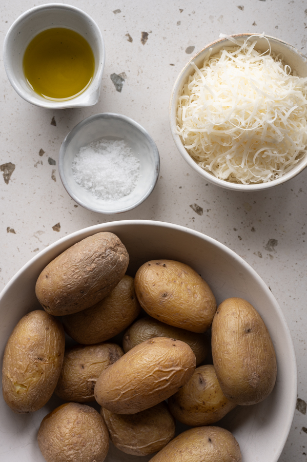 Die Zutaten für die Smashed Potatoes stehen auf der Arbeitsfläche.