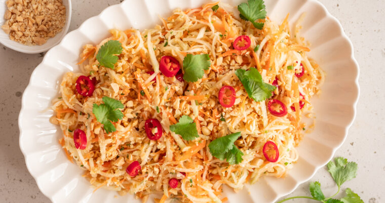 Asiatischer Kohlrabisalat mit Limetten und Erdnüssen