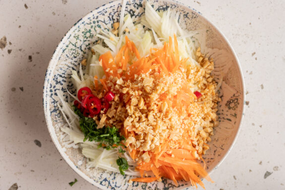 Die Zutaten für den Salat sind zusammen in einer Schüssel.