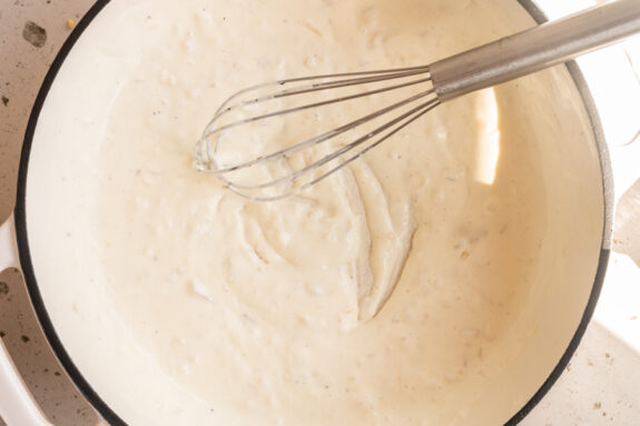 Die Sahnesauce ist in einer Pfanne.