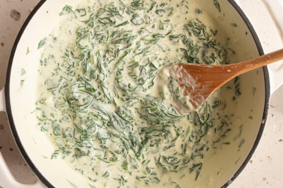 Der Spinat ist in der Sahnesauce.