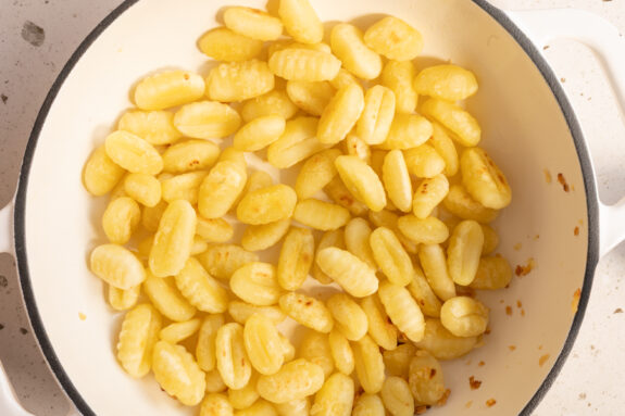 Die Gnocchi werden in einer Pfanne angebraten.