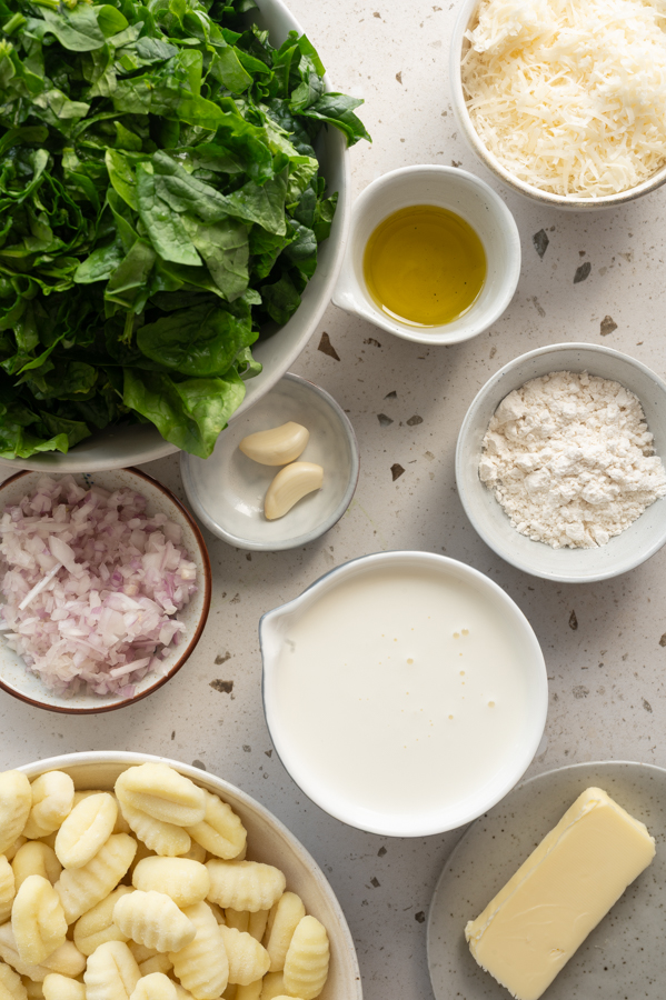 Die Zutaten für die Gnocchi mit Spinat stehen auf der Arbeitsfläche.