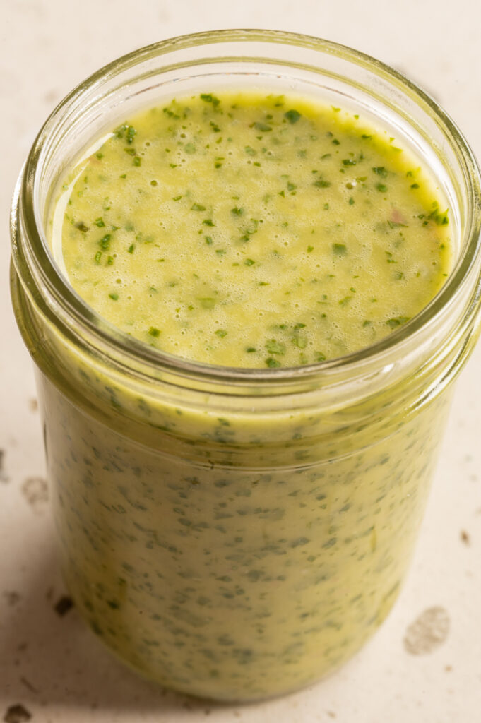 Eine Nahaufnahme des Koriander-Dressings.