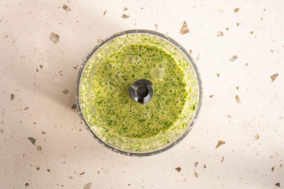 Das pürierte Dressing ist in einem Gefäß.