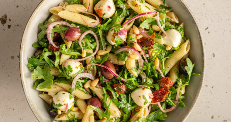 Italienischer Nudelsalat mit Rucola und Mozzarella