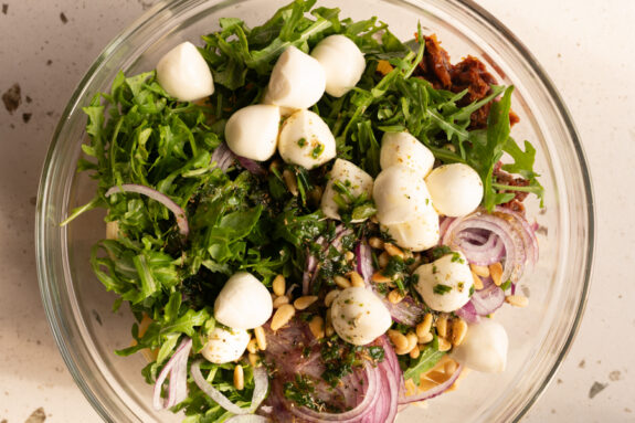 Die Zutaten für den Salat sind zusammen in einer Schüssel.