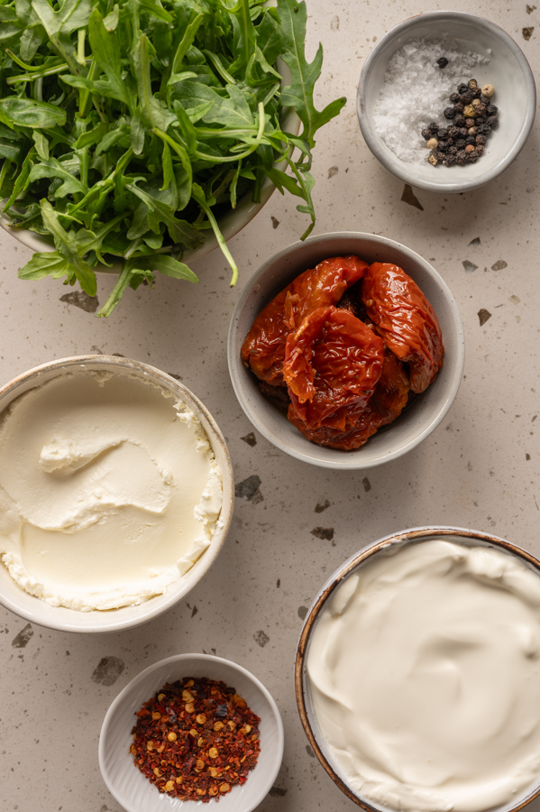Die Zutaten für den Rucola Dip stehen auf der Arbeitsfläche.