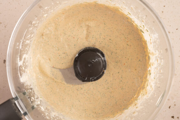 Der fertige Rucola Dip ist in der Küchenmaschine.