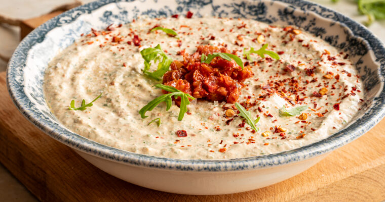Rucola Dip mit getrockneten Tomaten und Schmand