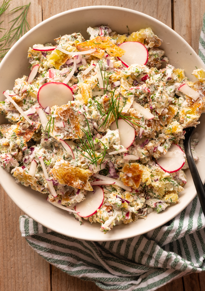 Eine Schüssel mit dem knusprigen Kartoffelsalat steht auf dem Tisch.