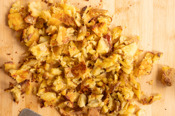 Die geschnittenen Kartoffeln liegen auf einem Backblech.
