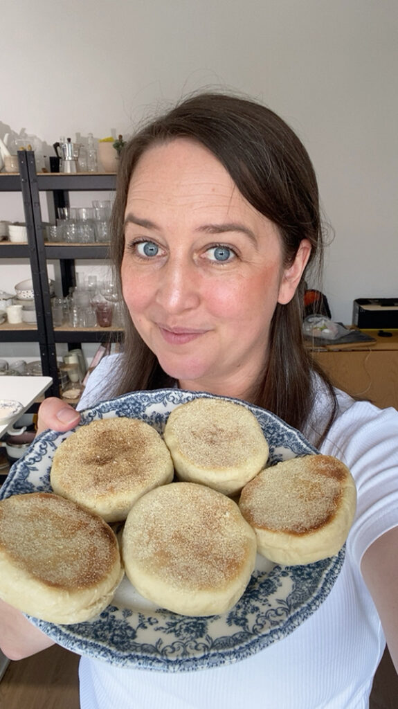 Eine Frau hält einen Teller mit selbst gemachten Toasties in der Hand.