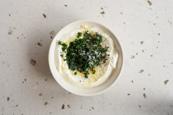 Der Joghurt Dip wird in einer Schüssel miteinander vermengt.
