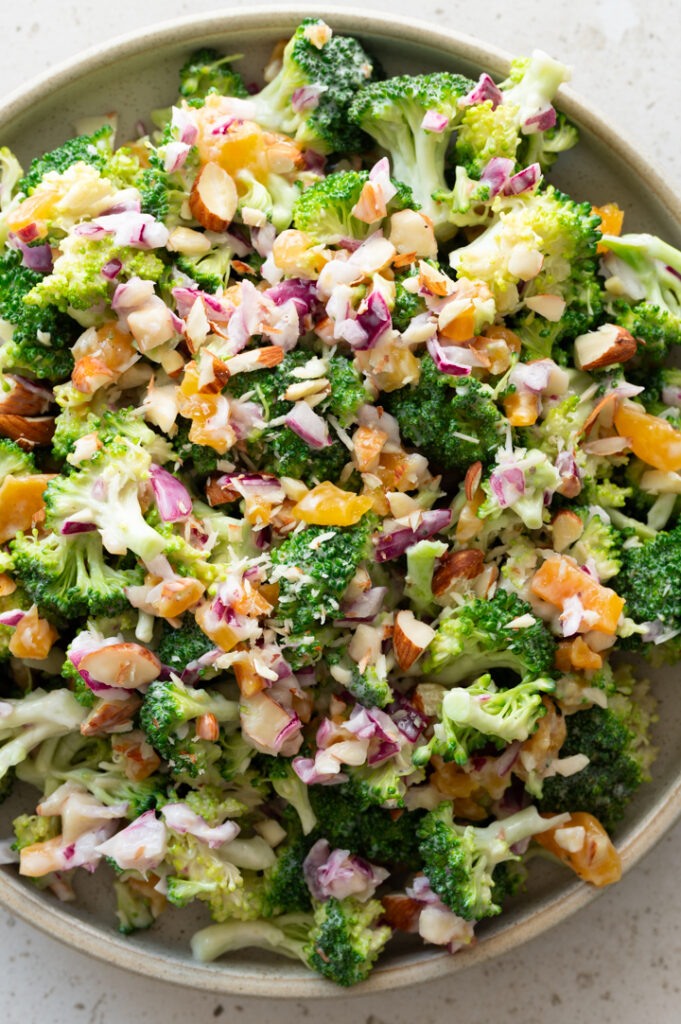 Der Brokkoli Salat mit Mandeln wird in einer Schüssel serviert.