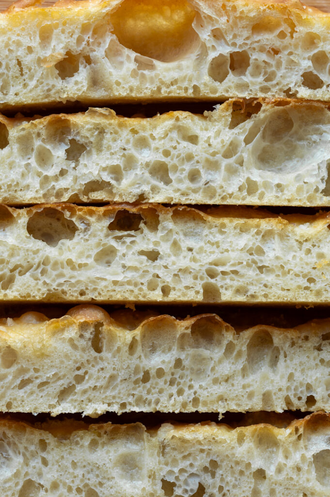 Die Focaccia ist in Scheiben geschnitten.