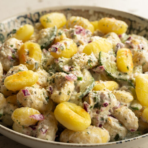 Eine Schüssel mit dem Crispy Gnocchi Salat steht auf einem Tisch.