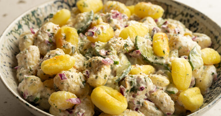 Knuspriger Gnocchi Salat mit Gurke