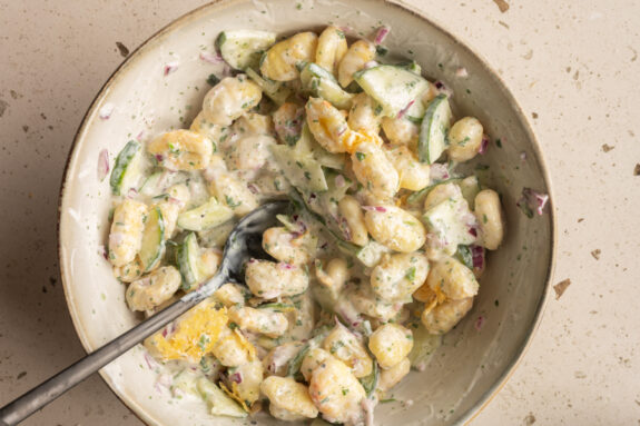 Die Gnocchi werden unter den Salat gerührt.
