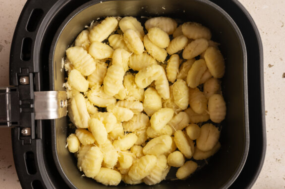 Die Gnocchi sind im Garkorb des Airfryers.