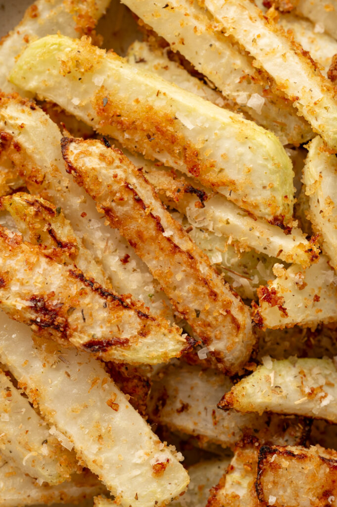 Eine Nahaufnahme des Kohlrabis aus dem Airfryer.