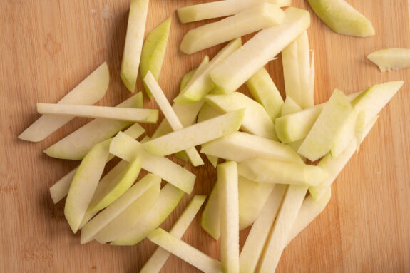 Der Kohlrabi ist in Stifte geschnitten.