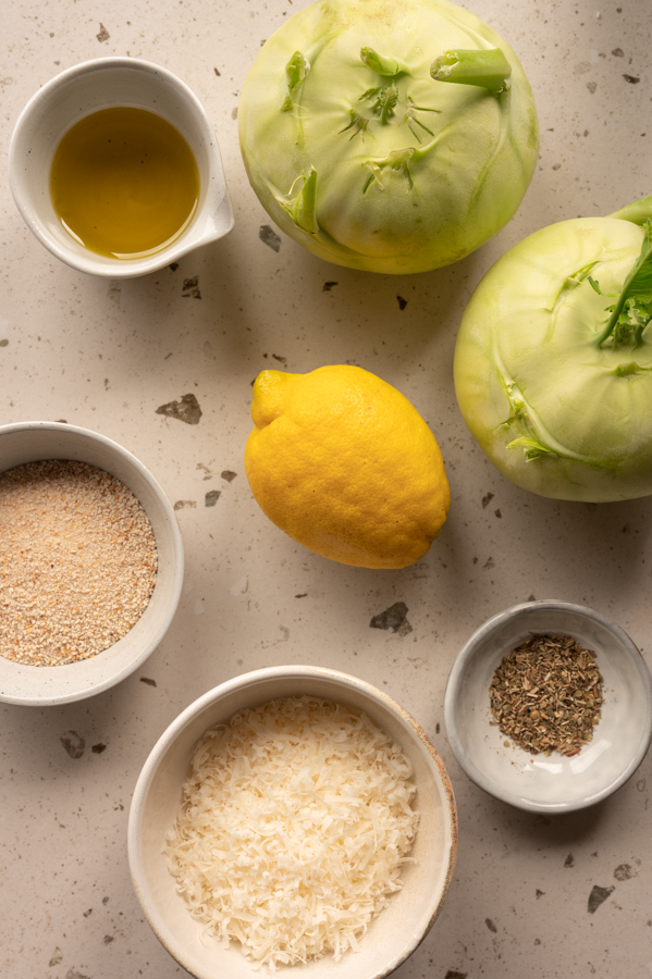 Die Zutaten für den Kohlrabi aus dem Airfryer liegen auf der Arbeitsfläche.