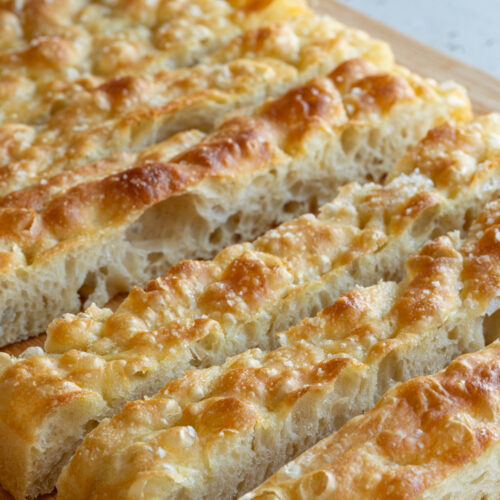 Die Focaccia liegt auf einem Brett.