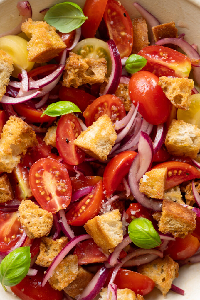 Der Panzanella ist in einer Schüssel.