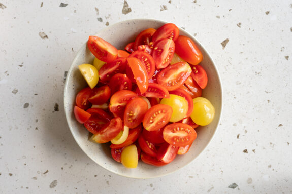 Die Tomaten sind klein geschnitten.