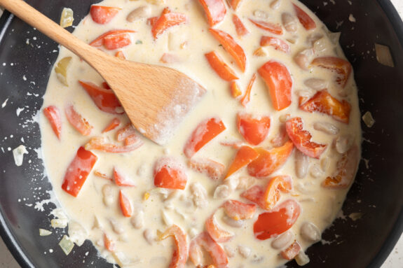 Die Sauce wird in einer Pfanne geköchelt.