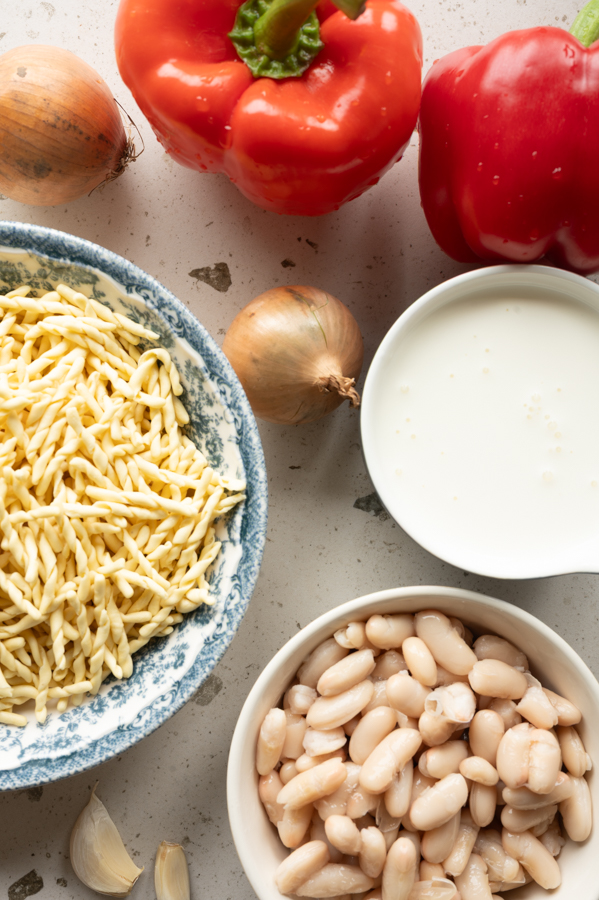Die Zutaten für die Pasta mit Paprika und weißen Bohnen stehen auf dem Tisch.