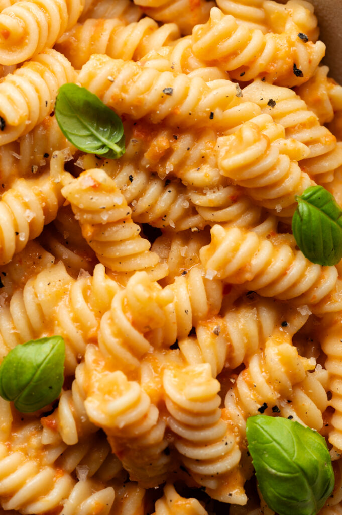 Eine Nahaufnahme der Pasta mit Paprika und Bohnen.