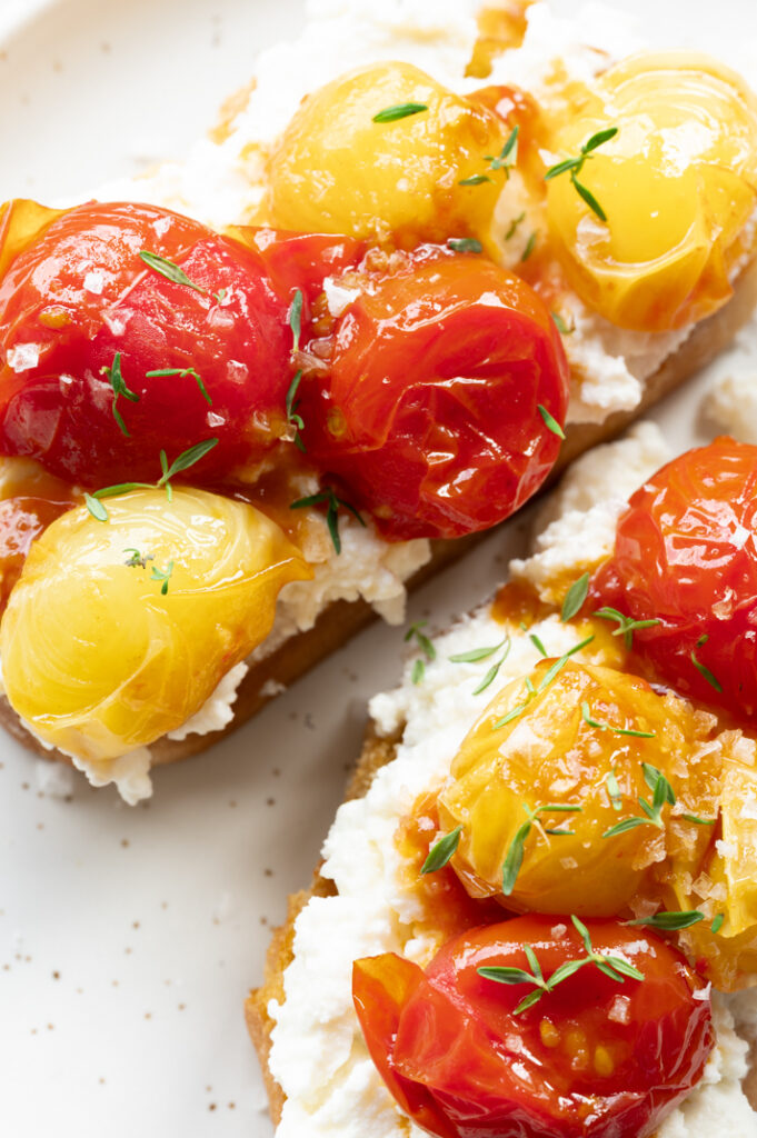Eine Nahaufnahme der Crostini mit Ricotta und Tomaten.