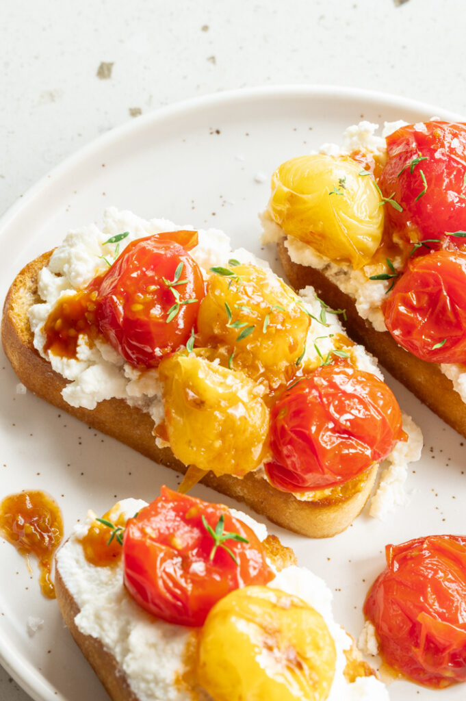 Das geröstete Brot mit dem Ricotta steht auf dem Tisch.