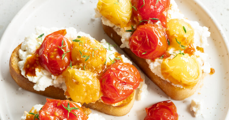 Crostini mit Ricotta und geschmorten Tomaten