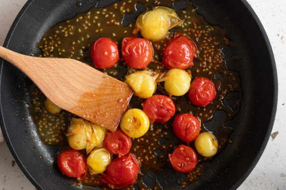 Die Tomaten werden in der Pfanne geschmort.