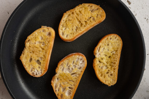 Das Brot wird in der Pfanne geröstet.