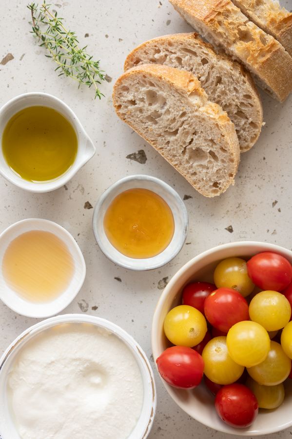 Die Zutaten für die Ricotta Crostini stehen auf dem Tisch.