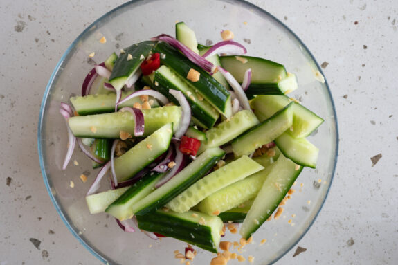 Der thailändische Gurkensalat ist in einer Schüssel.
