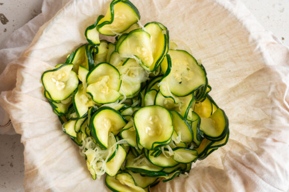 Die gesalzenen Zucchini sind in einer Schüssel.