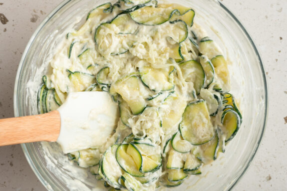 Die Zucchini wird unter den Teig gemengt.